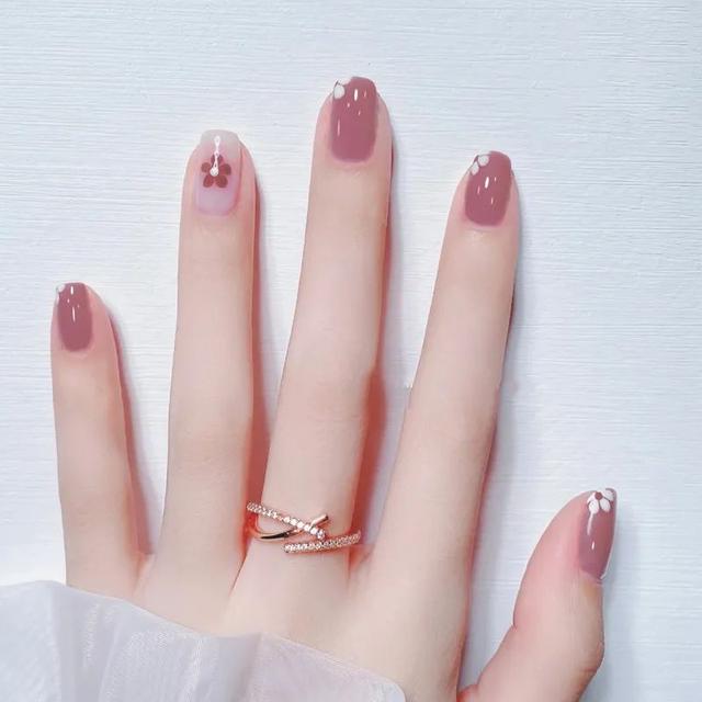 超级显白的基础款美甲，显白显嫩的美甲来一波儿~