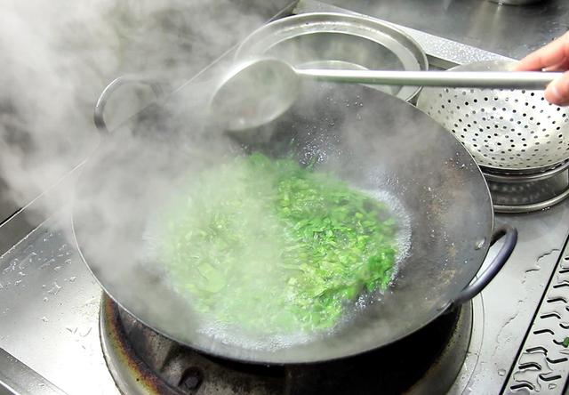 30克用勺子量图片，50克有多少参照物（老话说“伏天不吃苦）