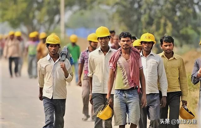 印度一共有多少官方语言，普通人一个月的工资