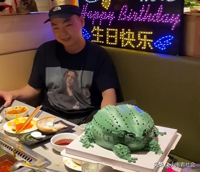 生日蛋糕恶搞字简单，生日蛋糕恶搞字简单可爱（江苏一男生过生日发小做“青蛙”蛋糕庆贺）