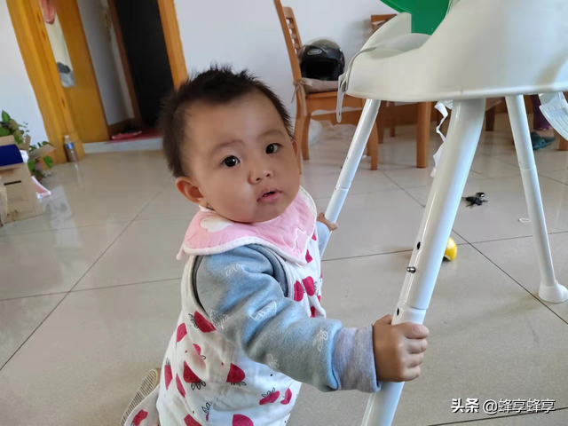 祝小朋友生日快乐，祝福小朋友生日快乐的句子（小萌娃的丰富表情好可爱）