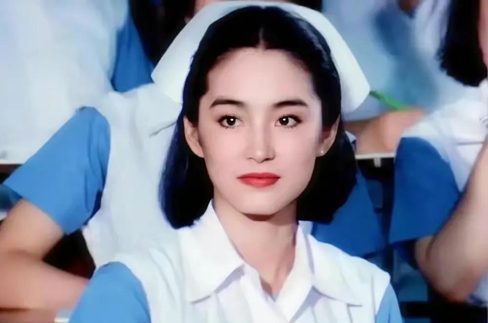 林青霞虽说自小在台湾省出生,但她祖籍是山东莱阳,仔细看她的长相也