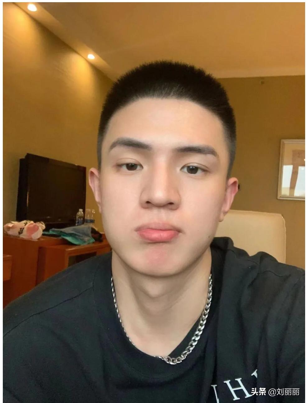 16款男士短发发型图片，好看的寸头发型图片男