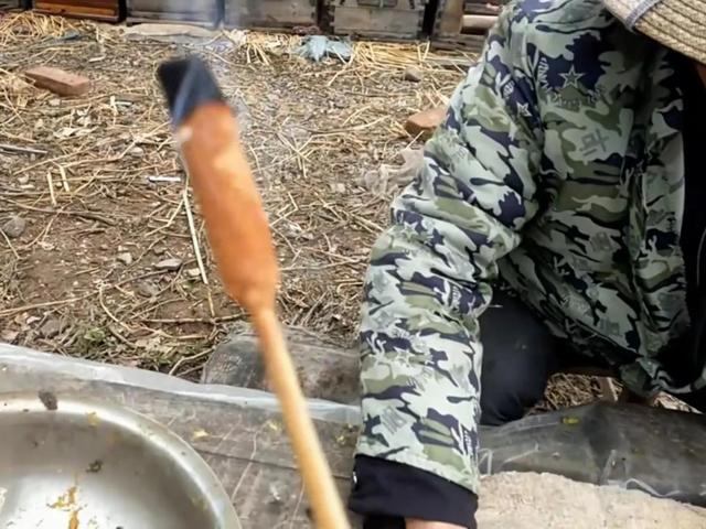 驱赶蜜蜂的最佳办法，家里有蜜蜂怎么驱赶（养蜂员有几种驱赶蜜蜂的方法）