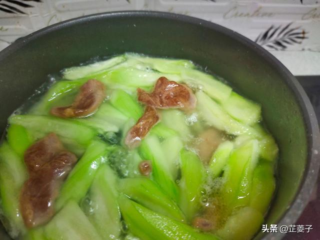 丝瓜肉片汤的做法，猪肉丝瓜汤的做法（超级好喝的丝瓜肉片汤）