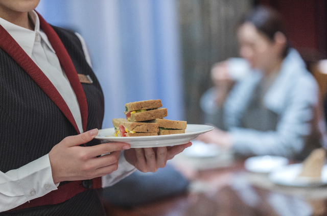 60岁以上找工作，60岁以上怎样找工作（麦当劳开招60岁老年服务员）