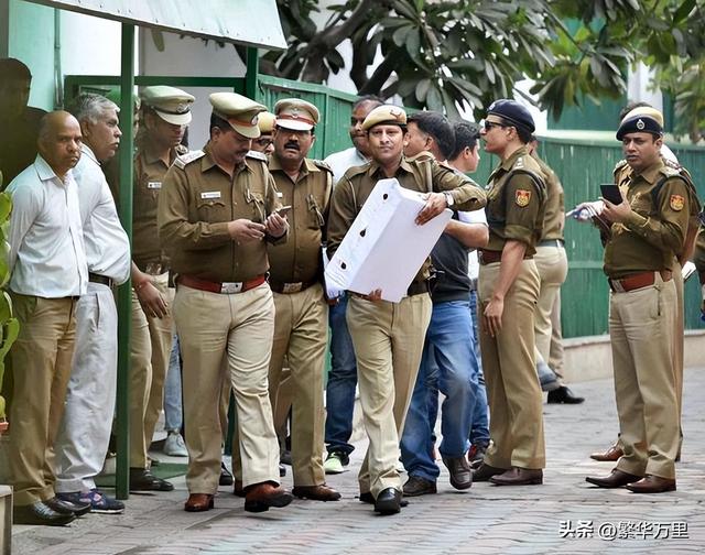 印度一共有多少官方语言，普通人一个月的工资