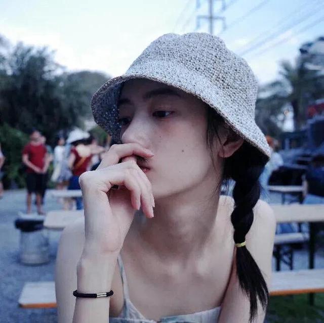 戴眼镜的女生头像，戴眼镜/女生/眼镜控微信（壁纸小馆：女生头像）