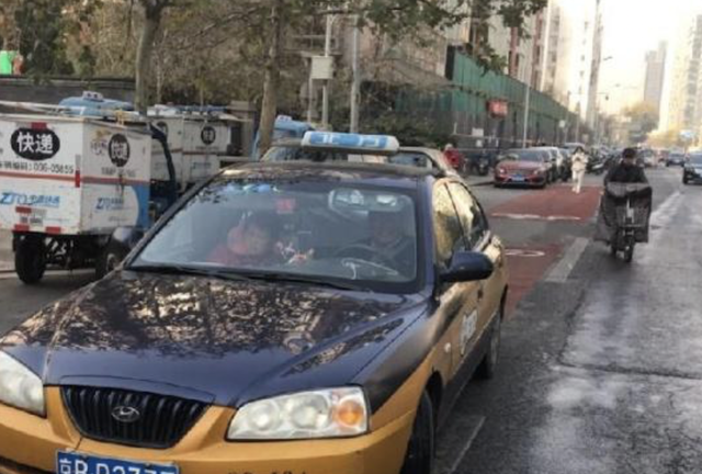 曾经在我眼前却又消失不见，曾经在我眼前却又消失不见歌词（“我会反复爱上你）