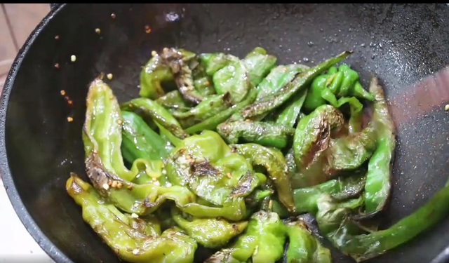虎皮青椒的制作方法，虎皮青椒酿肉的制作方法（令人食欲大增、欲罢不能的下饭菜）