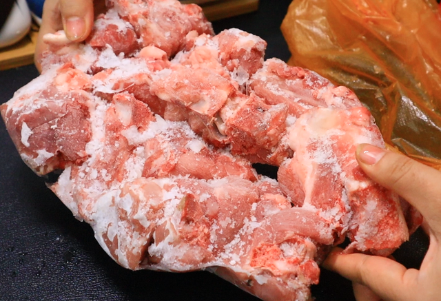 快速解冻肉的方法五分钟内，冻肉怎么快速解冻（冷冻肉解冻别直接用水泡）