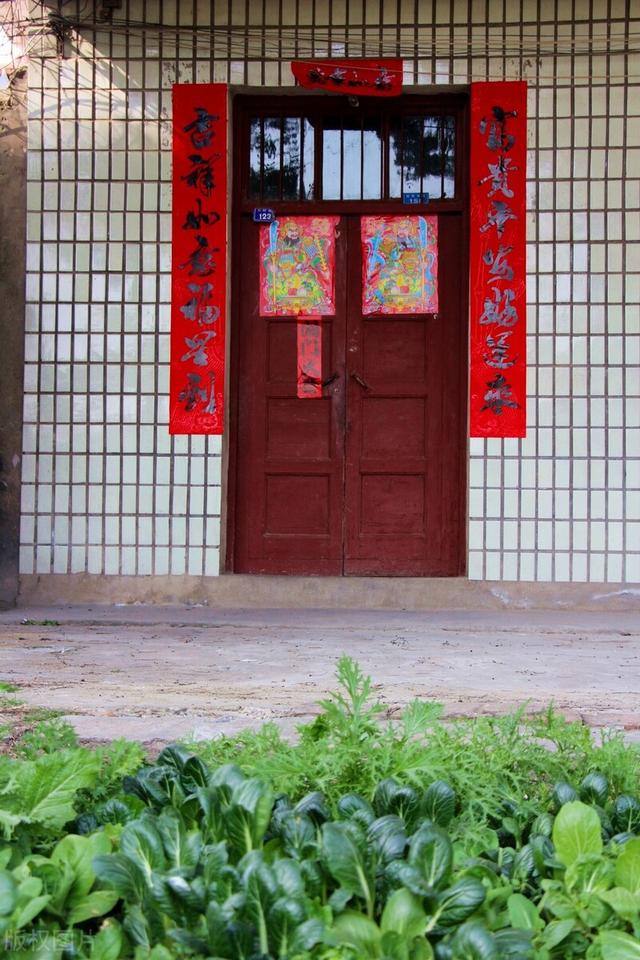 怎样贴对联，欢度国庆怎样贴对联（教你贴对联）