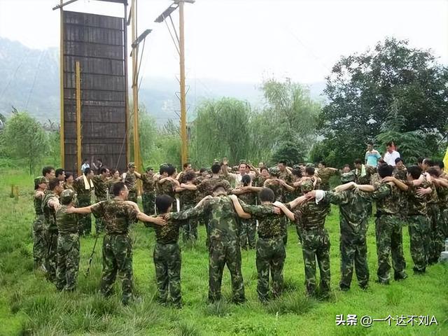 适合在室内玩的团体游戏，适合团体玩的游戏室外（团队户外拓展流程和小游戏）