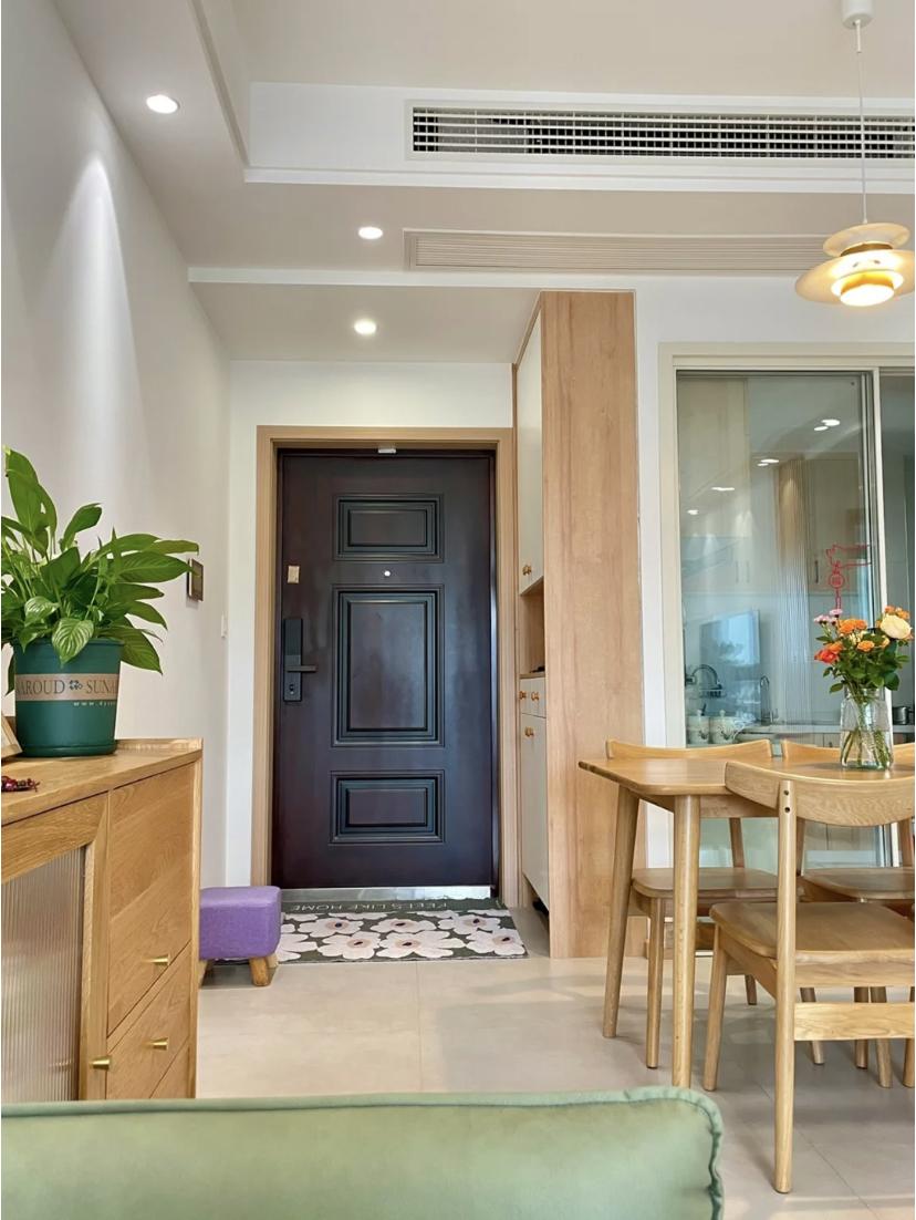 因为离鞋柜比较近,所以门套选择的也是原木色系,和柜子形成一体,更