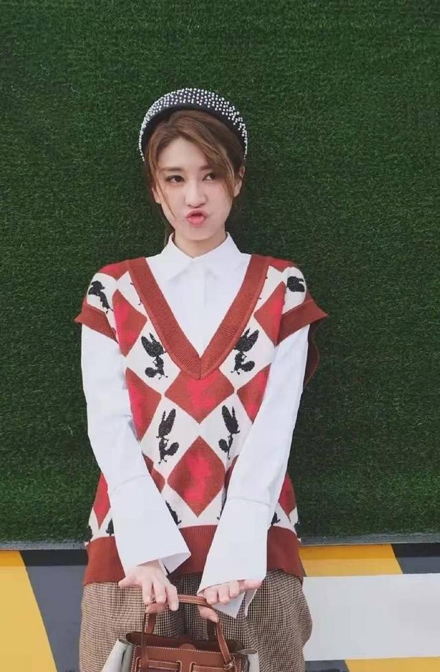 皮衣搭配什么裤子，皮衣有哪些搭配技巧（“乔欣”不愧是时尚达人）