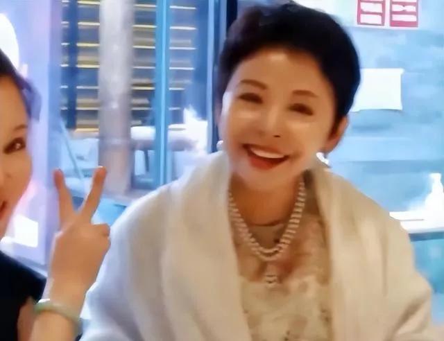 董文华今年多大岁现状如何，60岁的董文华穿棕色外套