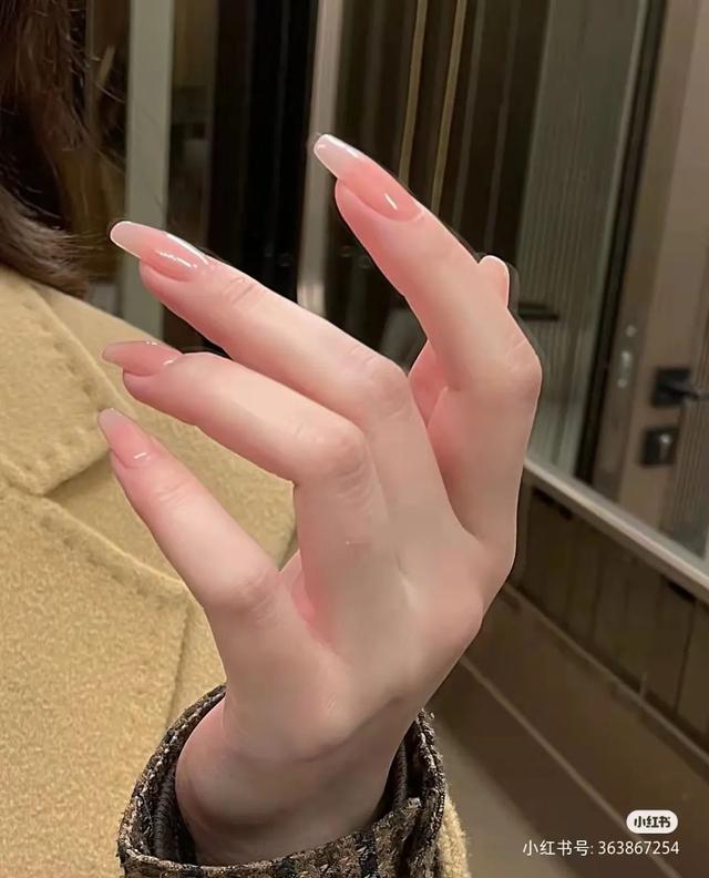 指甲油裸色和透明色有什么区别，护甲油和透明色的指甲油一样吗（显白好看，春夏必做）