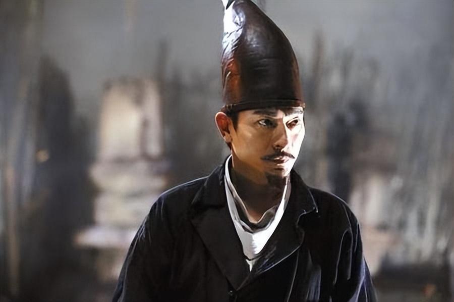 但是这时候大唐国师却要求刘德华扮演的狄仁杰来查案