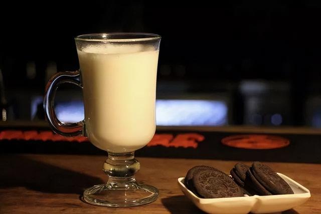 睡前喝牛奶的好处和坏处，睡前喝牛奶还是酸奶好（辟谣：睡前喝牛奶也许不能助眠）