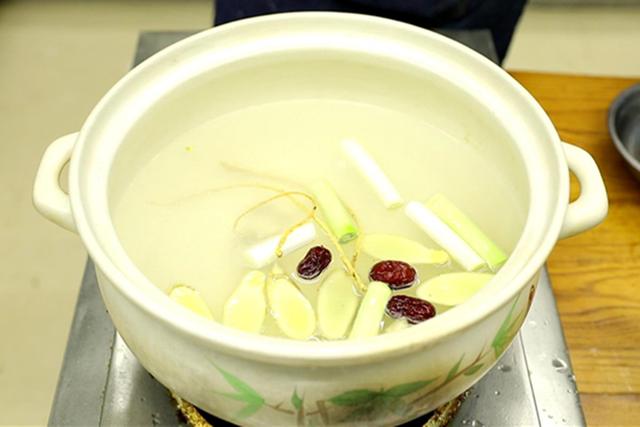 炖鸡汤放什么调料，炖鸡都用什么调料好_炖鸡放啥调料好（这5道滋补鸡汤）