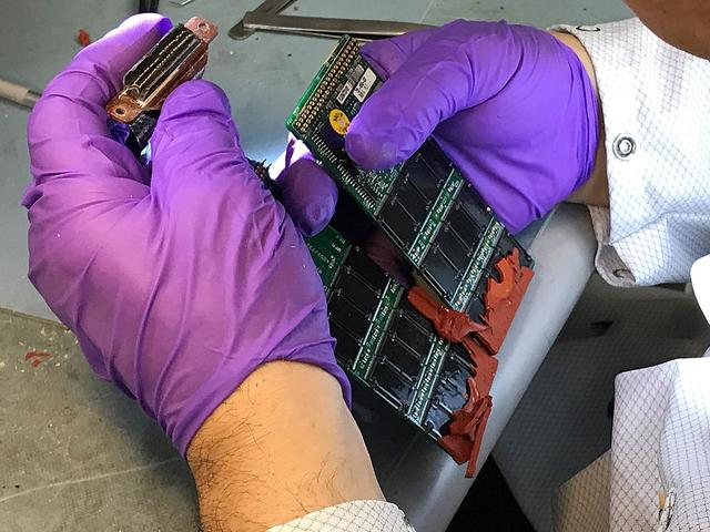 飞机黑匣子是什么，飞机黑匣子是啥（为何要用它储存飞行数据）