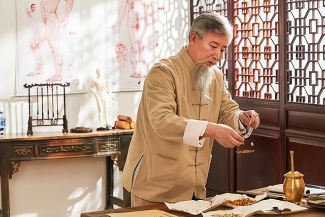 1,30出头长满白发,用了各种方法不见效,该怎么办?老中医教你乌发