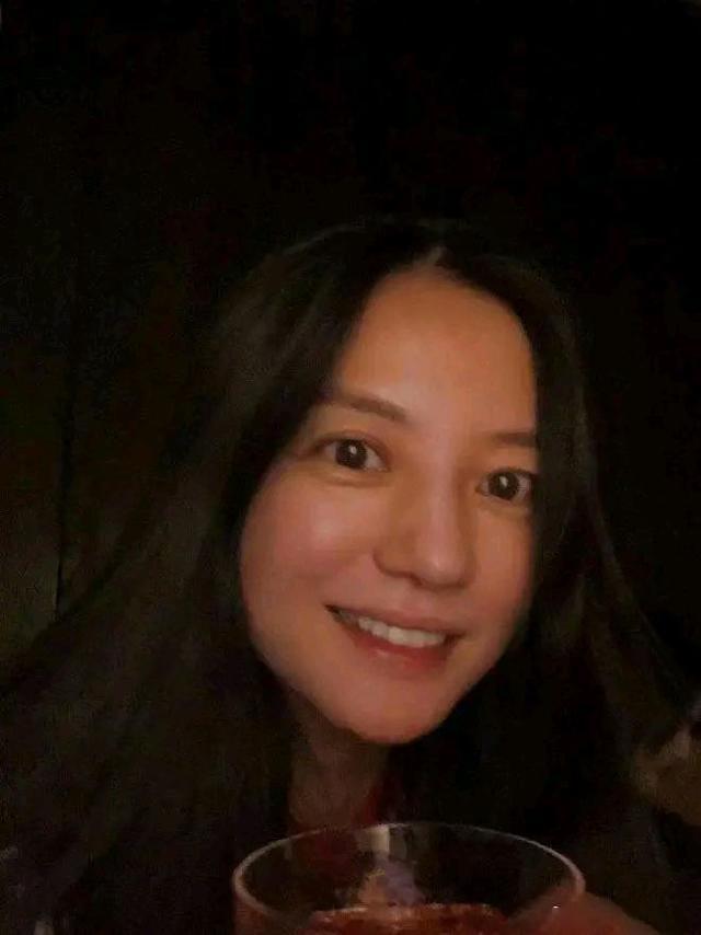 赵薇的个人评价，赵薇从人人喜爱的小燕子到受人唾弃