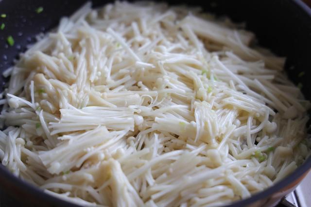 金针菇怎么做好吃，金针菇怎么做好吃又简单（金针菇这个吃法真的太好吃了）