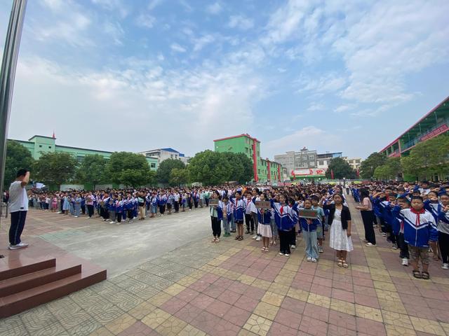 升国旗出旗曲是哪首歌，开国大典升国旗放的是哪一首歌曲（一起向未来——赵河镇中心小学升国旗仪式）