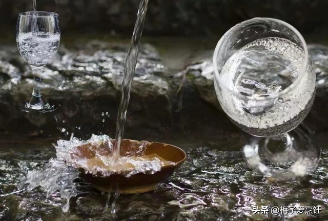 酒杯，酒杯杯高来酒杯杯低歌曲原唱（茅台附赠的小酒杯图片）