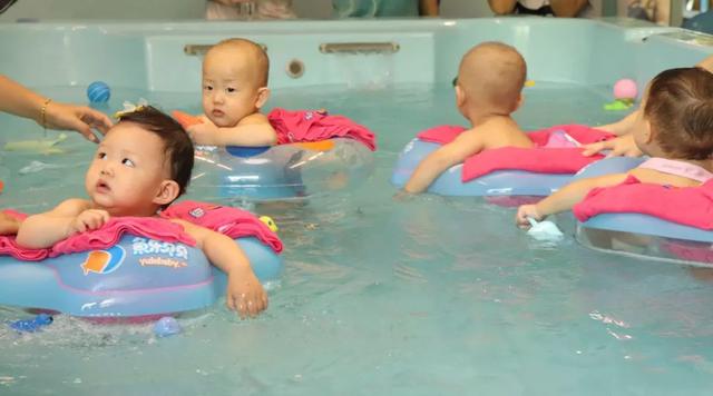 宝宝游泳有什么好处和坏处，婴幼儿游泳的好处和坏处（婴幼儿游泳真能激发他们大脑的潜能吗）