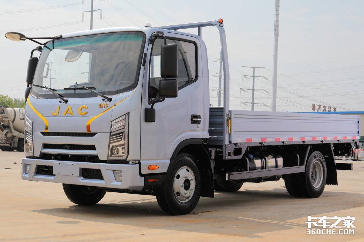 优秀;而且车辆还配备有同级最宽1080mm卧铺,单排,排半车型均可躺卧;在