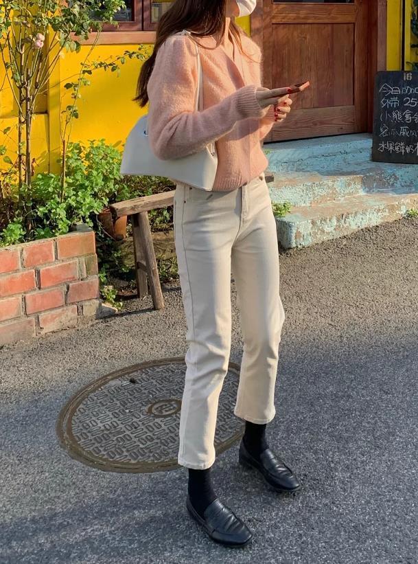 白色裤子穿搭，白色裤子穿搭图片男（最近流行这2种“白裤子”）