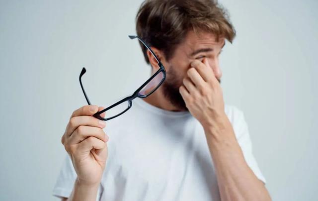 眼球充血怎么办，眼白突然有一块红血块（眼睛里出现“红血丝”）