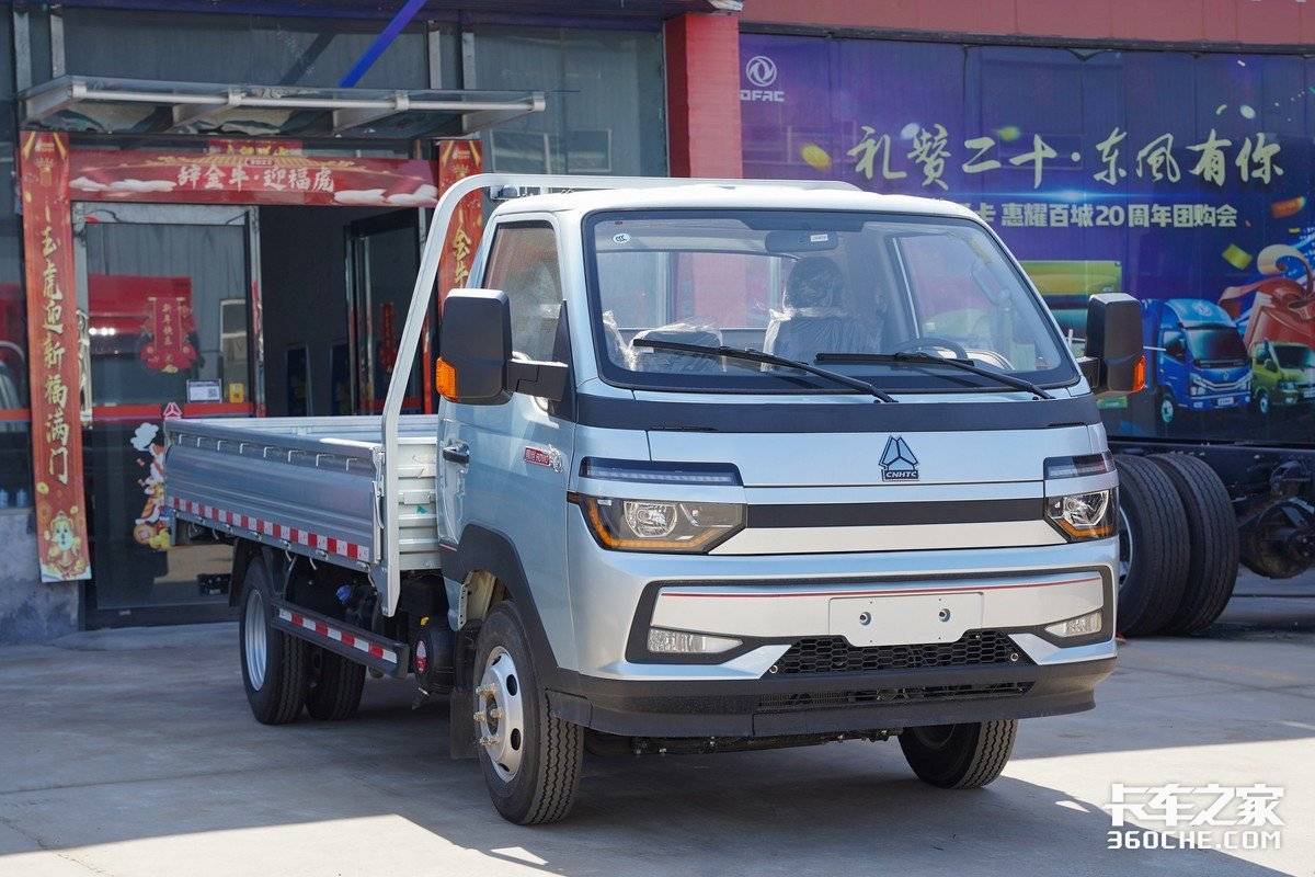 豪沃智相的外观设计与我们常见的豪沃轻卡有着明显区别,可以说是两种