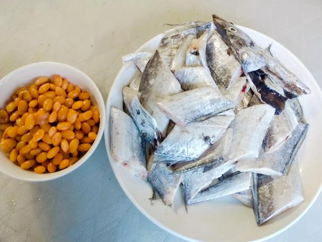 圣旨骨酥鱼！，圣旨骨酥鱼的做法（在家做不比买的鱼罐头差）