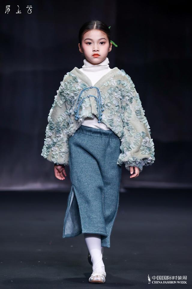 肩上的云歌词，肩上云系列在2023秋冬中国国际时装首秀