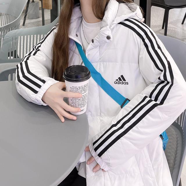 阿迪达斯羽绒服，如何判断adidas羽绒服真伪（阿迪达斯专柜经典款三条杠羽绒棉服面包服）