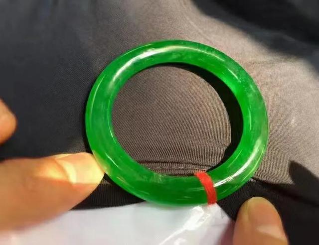 翡翠种水等级划分价格，翡翠等级划分及价格（1万和1000万的翡翠手镯）