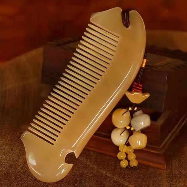 用牛角梳头发有什么好处，用牛角梳梳头对头发有什么好处（牛角梳梳头的功效与作用）