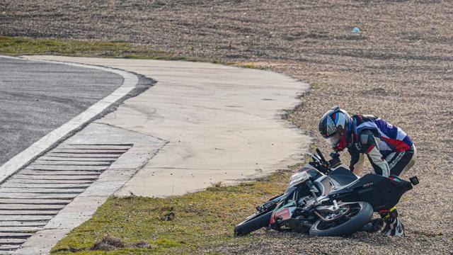 如何成为一名职业赛车手，怎么成为职业赛车手（原来普通人也可以成为专业车手）