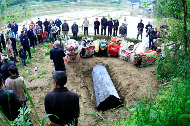 土葬的坑多深最佳，人丁兴旺的风水墓地（动土有蛇、棺木抬不动、最后一个你知道吗）