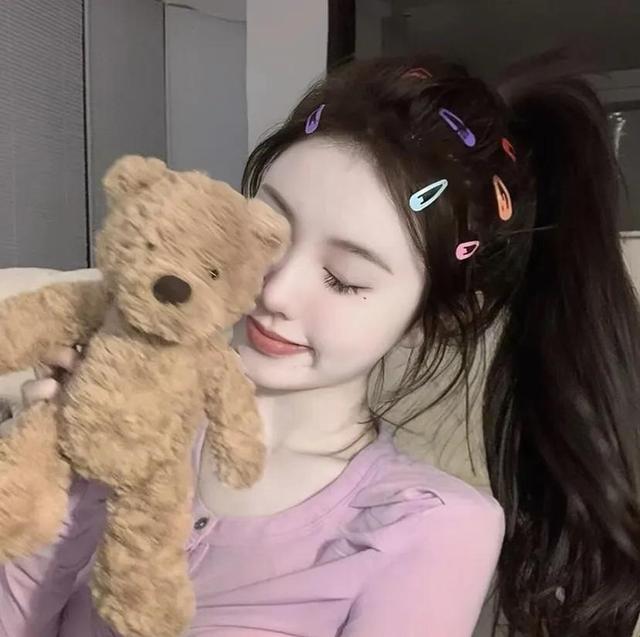 头像女背影或侧面 唯美，温柔意境侧面背影女头   除了浪漫和温柔 还想陷在夏日的晚风里微信（粉红女头/吹晚风、在等你、在等夏天、在等和你一起过夏天）