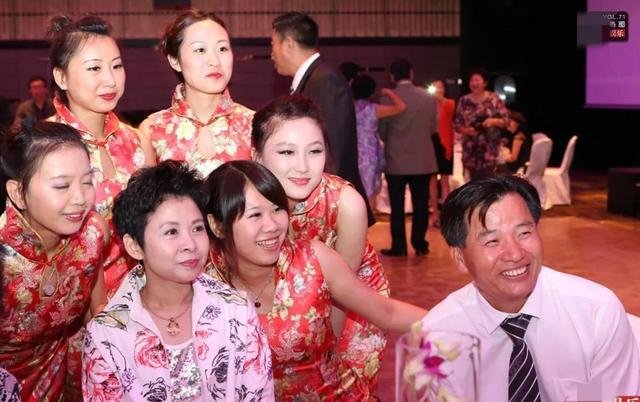 董文华今年多大岁现状如何，60岁的董文华穿棕色外套
