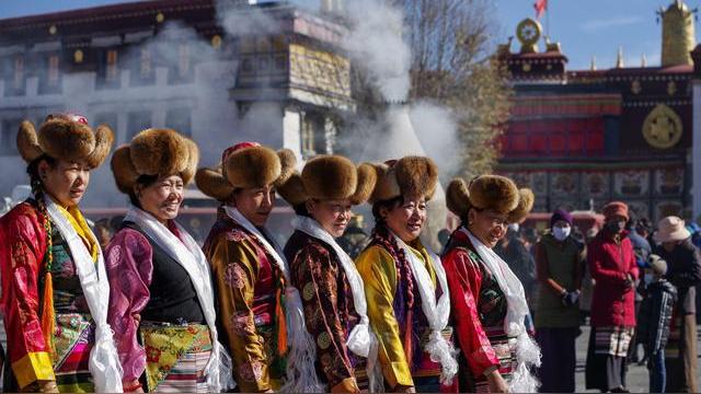 西藏人穿藏装为什么大多都只穿一只袖子，赤着膀子？
