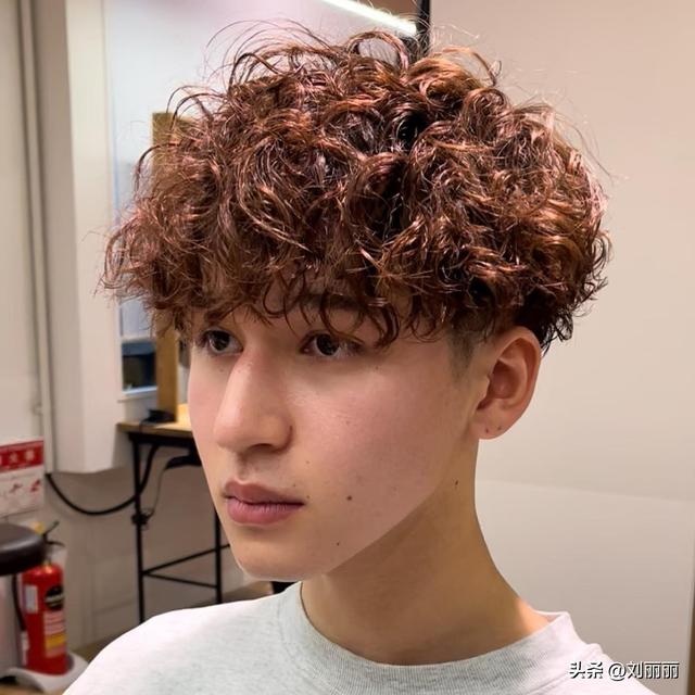 现在最流行的男发型，8款时尚洋气的男士发型（2023最火最具人气的四种男士发型）