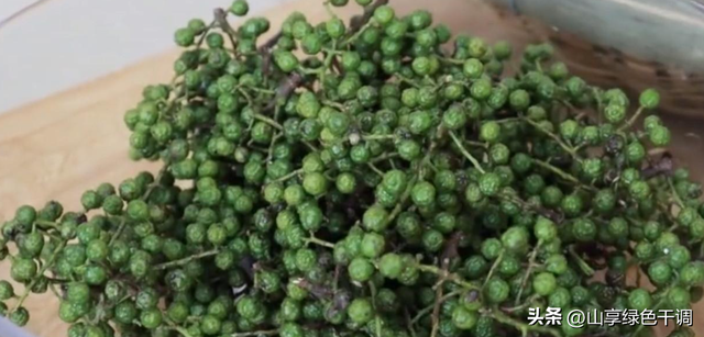 藤椒和青花椒的区别是什么，藤椒与青花椒区别是什么（才知道花椒、麻椒和藤椒的区别）
