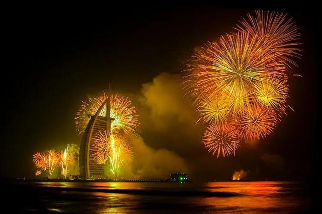 适合新年发朋友圈的句子，新年朋友圈（100句除夕文案）