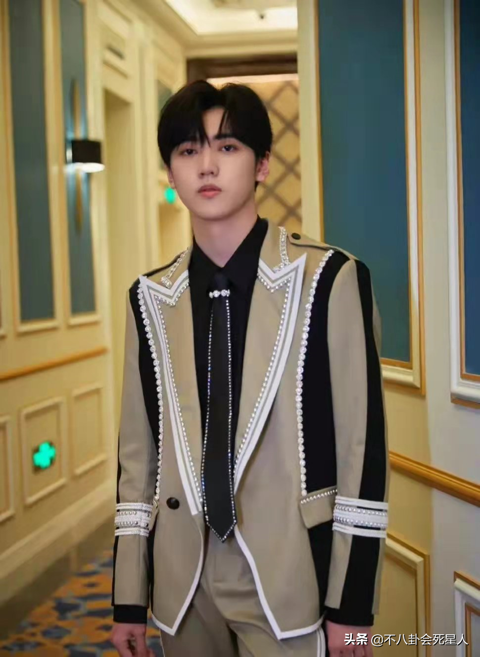 而男方焉栩嘉作为塌房爱豆的代表人物,不仅情史混乱,更是同时交往4位