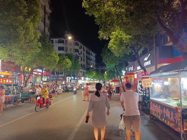 浙江金华有哪些地方有夜市，金华市区夜市有几个（金华金义新区孝顺镇朝晖路上的夜市）
